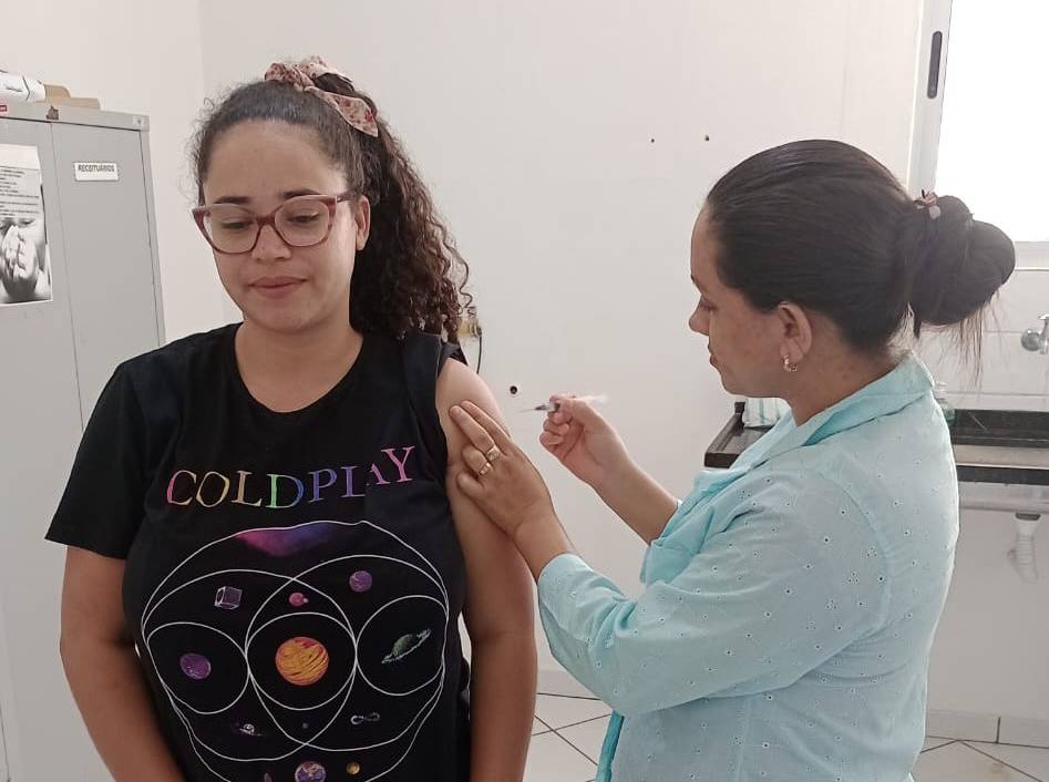 A vacina protege contra os tipos mais comuns do vírus, reduzindo a transmissão e os riscos para toda a população.