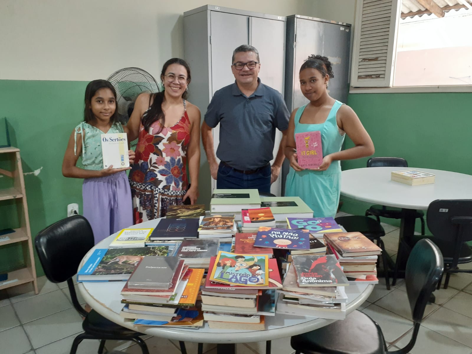 A biblioteca está localizada na antiga Escola Barão de Monjardim.