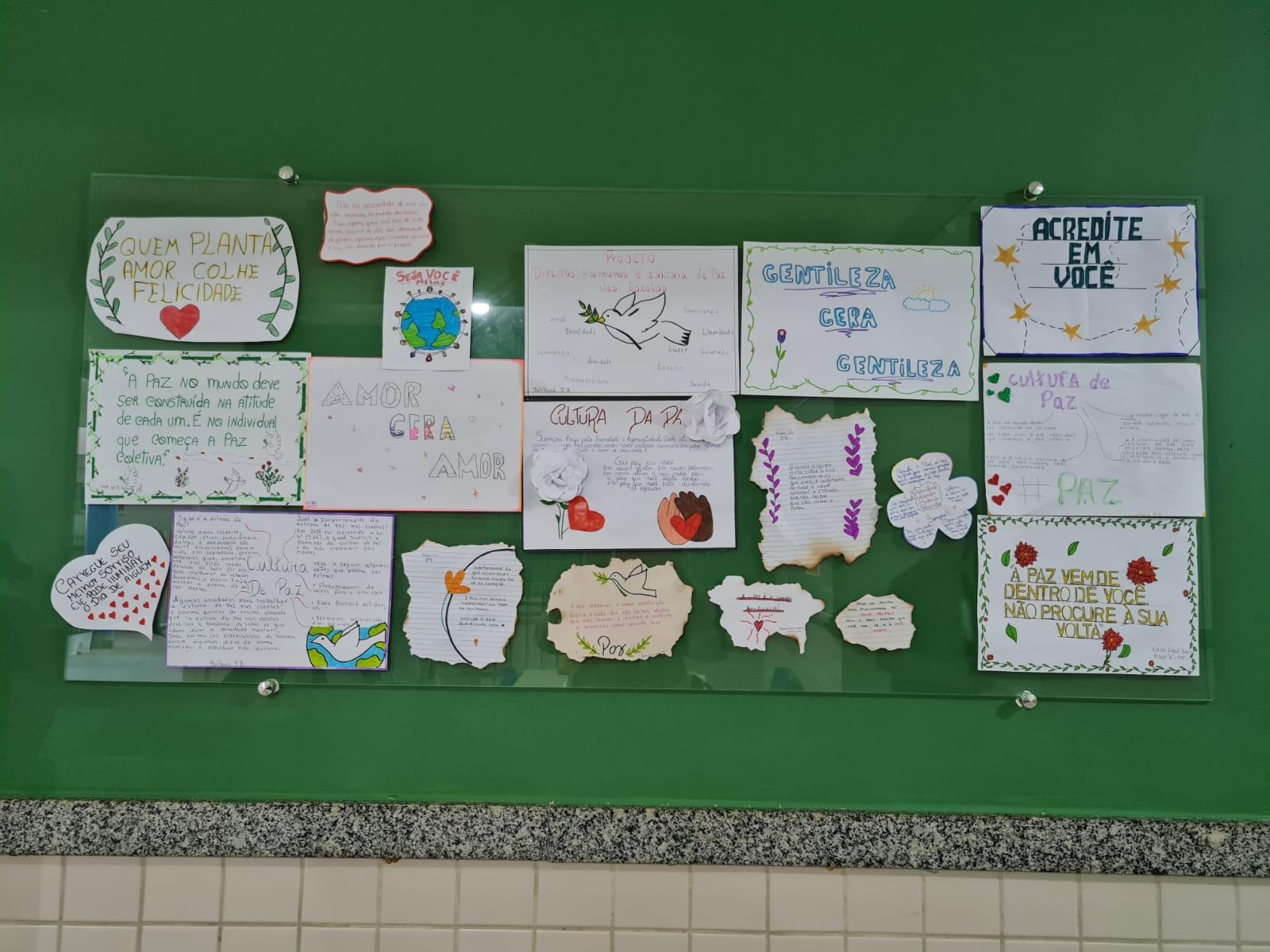 A arte através do desenho é uma das formas encontradas pelos estudantes para se expressarem.