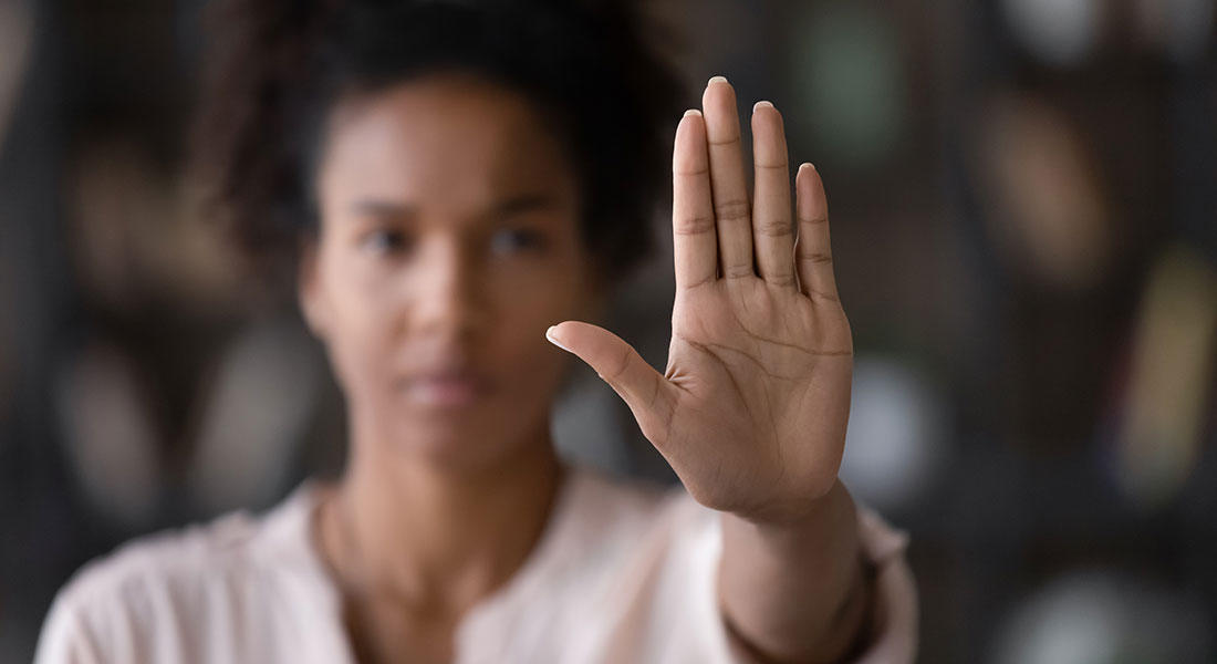De acordo com a Lei Maria da Penha, há cinco tipos de violência contra as mulheres.