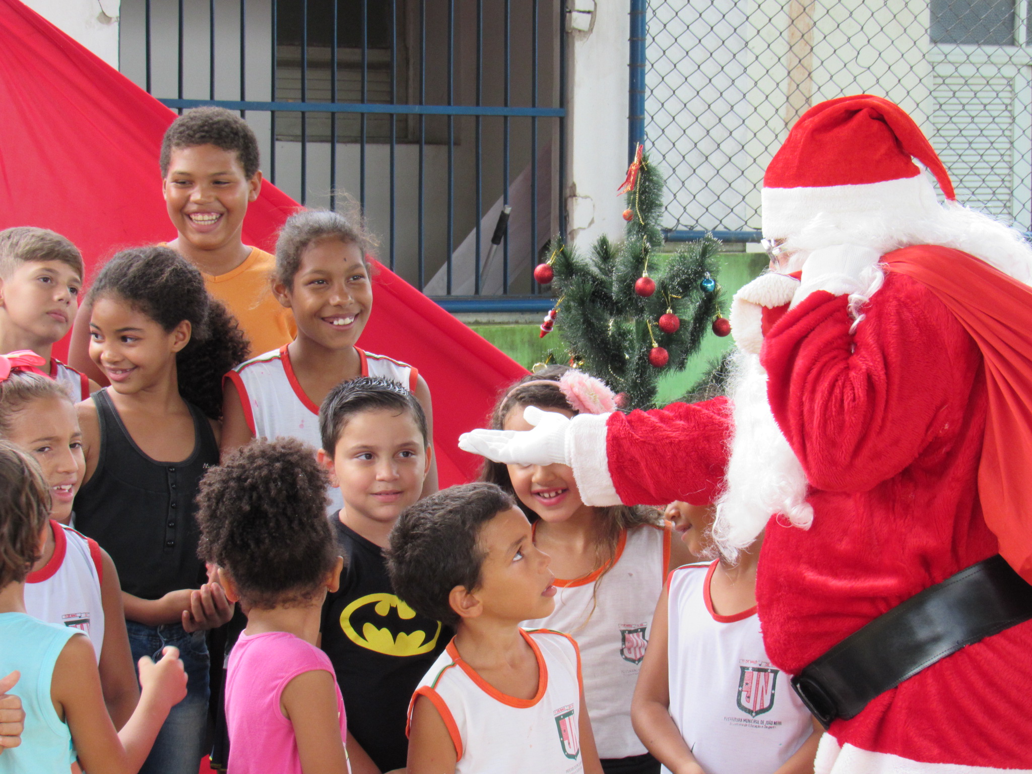 Escola de Samambaia ganha visita do Papai Noel em ação social de Natal